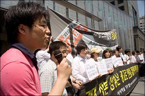 6월 18일, 태평로 삼성 본사 앞에서 열린 시사저널 기자회견 중 시사모 회원으로서 '지지발언'을 하고 있다.(시사저널 노조, 어쩌면 마지막이 될지 모르는 시사저널 기자들의 릴레이 편지-1일째 중에서) 